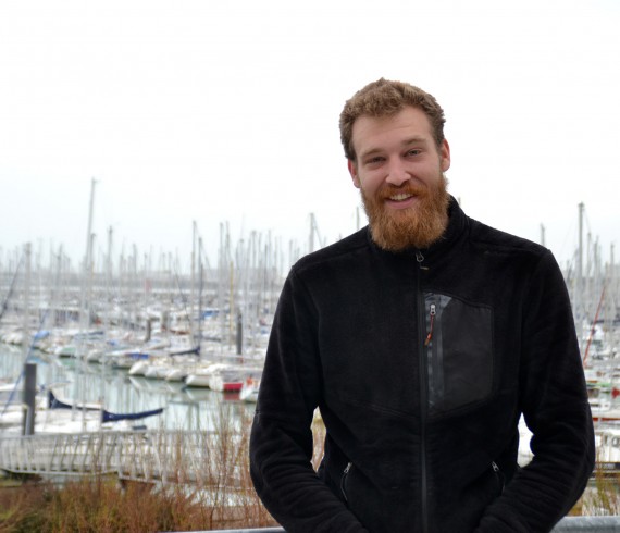 Nicolas, le belge sur la terrasse du bar de l'Auberge de Jeunesse de La Rochelle