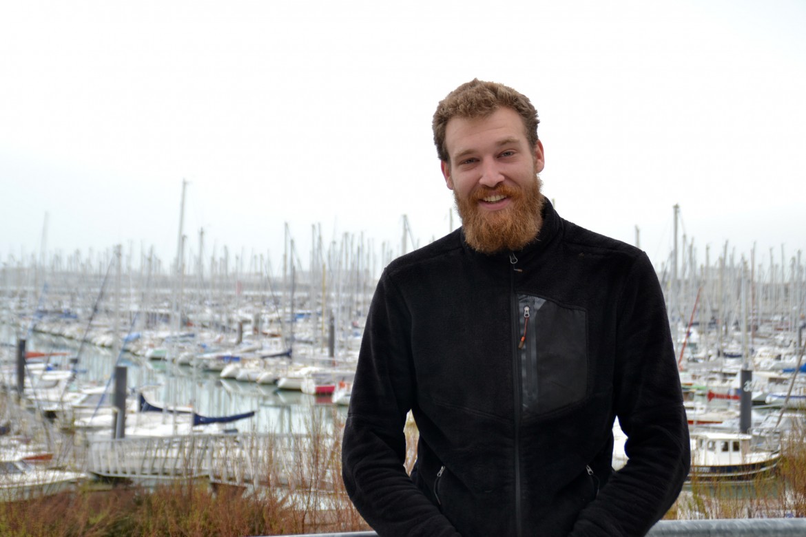 Nicolas, le belge sur la terrasse du bar de l'Auberge de Jeunesse de La Rochelle