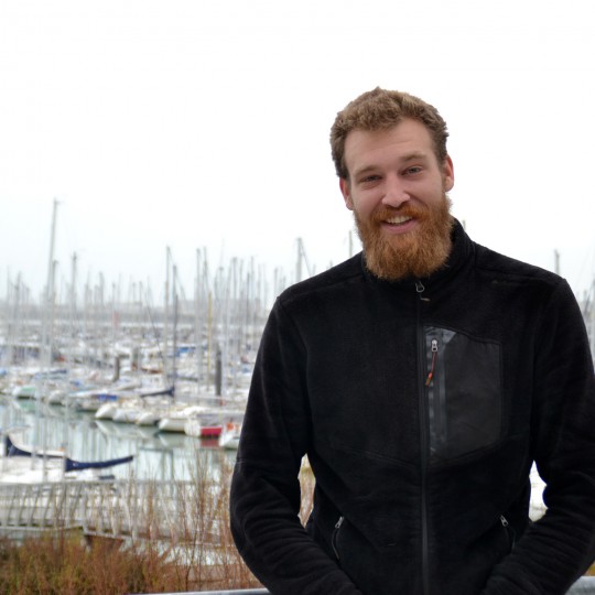 Nicolas, le belge sur la terrasse du bar de l'Auberge de Jeunesse de La Rochelle