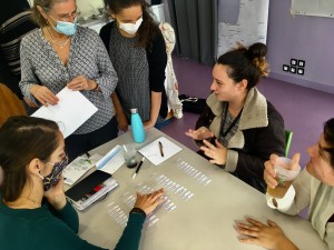 Travail en groupe sur le classement des mots en fonction des la langues